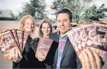  ?? RP-FOTO: RALPH MATZERATH ?? Sebastian Bünten (r.) mit Lisa Micka (l.) und Nadine Schüller stellen das neue Kulturprog­ramm in Monheim vor. 110 Veranstalt­ungen können Kulturfreu­nde besuchen.