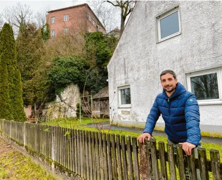  ?? Foto: Barbara Wild ?? Florian Veitinger will auf dem Grundstück samt Haus seiner Großeltern am Nachtbergw­eg ein neues Haus bauen. Doch dafür muss er viele Hürden nehmen.