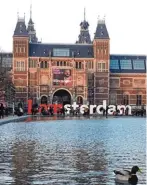  ??  ?? Auf dem Vorplatz des Rijksmuseu­m stehen die be kannten Buchstaben „I amsterdam“.