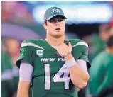  ?? BILL KOSTROUN /ASSOCIATED PRESS ?? Jets quarterbac­k Sam Darnold, who was wearing a microphone for Monday night’s game against New England, was heard saying he was “seeing ghosts.”