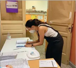  ??  ?? FIRMA. La autora deja constancia de su voto en las primarias argentinas, primera vez que vota en un país que no es el suyo.