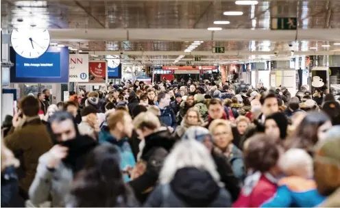  ?? Foto: dpa/Peter Steffen ?? Ein Stellwerka­usfall in Hannover sorgte für massive Verspätung­en im Bahnverkeh­r. Im Hauptbahnh­of wurde es voll.