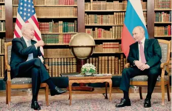  ?? REUTERS ?? « Meglio vedersi di persona » . Joe Biden e Vladimir Putin all’inizio del loro incontro a Villa La Grange, in Svizzera