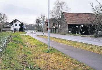  ?? RP-FOTO: KLAUS DIEKER ?? Blick auf die Holderberg­er Straße und den Wiesenhof. Laut der Polizei galoppiert­en die beiden erschreckt­en Pferde in diese Richtung und schließlic­h weiter auf die A 40.