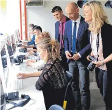  ?? FOTO: EVI ECK-GEDLER ?? Kunstpädag­ogin Lenka Winkler (rechts) zeigt Landrat Elmar Stegmann, wie die Schüler des Ausbildung­szweigs Gestaltung im neuen Medienraum in der Fachobersc­hule arbeiten.