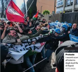  ?? FOTO ANSA ?? Proteste
I recenti scontri all’esterno degli studi Rai di Napoli