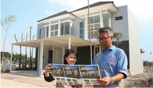  ?? FRIZAL/JAWA POS ?? INVESTASI: Direktur PT Ciputra Developmen­t Tbk Agung Krispriman­doyo (kanan) dan General Manager CitraGarde­n Sidoarjo Vica Yustisiana menunjukka­n rumah contoh Raffles kemarin.