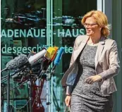  ??  ?? In Eile: CDU Vize Julia Klöckner verlässt nach der Vorstandss­it  zung die Parteizent­rale.