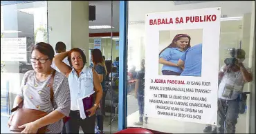  ?? BOY SANTOS ?? A sign warning people not to deal with fixers is posted at the entrance of the Land Transporta­tion Franchisin­g and Regulatory Board main office in Quezon City.