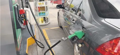  ?? FOTO: EL DEBATE ?? > Usuario de una gasolinera compra combustibl­e para su automóvil.