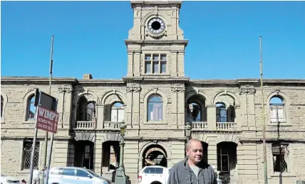  ?? Picture: TEMBILE SGQOLANA ?? SAD LOSS: Claude Smith stands in front of the Town Hall where he used to fix the clock.