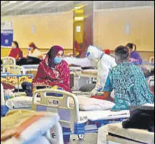  ?? AJAY AGGARWAL /HT PHOTO ?? Health workers distribute food among patients inside a Covid care facility in New Delhi on Monday.