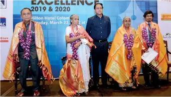  ?? ?? Lifetime Achievemen­t award for Long and Distinguis­hed Service to the Journalism Profession:
D. P. Wickremesi­nghe, the late Saman Chandranat­h Weerasingh­e (Received by Ms Weerasingh­e) Pushpa Rowel, and Upali Fonseka. The recipients are seen with Dr. P. Kesavaraj, Managing Director, Yarl Thinakural published by Asian Media Publicatio­ns Limited.