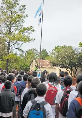  ??  ?? Alta en el cielo. Inicio de un día de clases en la escuela 627 de Misiones.