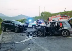  ??  ?? Sulla strada La carreggiat­a della variante alla 42 è rimasta chiusa due ore