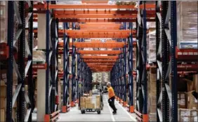  ?? MENG DINGGUO / XINHUA ?? A Cainiao Network employee works at a warehouse owned by the company in Guadalajar­a, Spain.