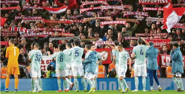  ?? Foto: Witters ?? Fast wie ein Sieg: Die Bayern-profis feierten nach dem 0:0 gegen Liverpool mit ihren mitgereist­en Fans.