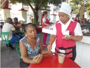  ??  ?? Isabel Alba Castellano­s es asidua al lugar y tiene sus razones: “Los precios son módicos, hay una atención esmerada, y ofrecen unos helados con dulces que son una maravilla, siempre guardo un dinerito de mi pensión para venir”.