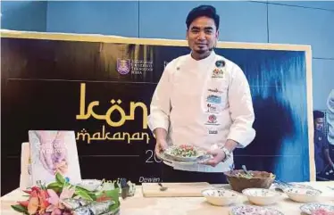  ??  ?? Ahmad Esa Abdul Rahman displaying kerabu kacang kelisa ikan kembung for the heritage food demonstrat­ion.