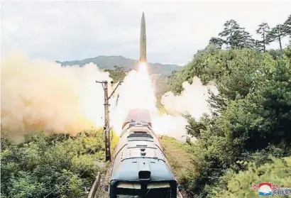  ??  ?? Imatge cedida per Corea del Nord en què es pot veure el llançament d’un dels míssils de llarg abast instal·lat en un tren