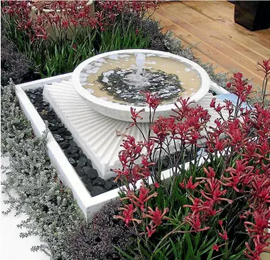  ?? PHOTOS: JANE WRIGGLESWO­RTH ?? A simple bowl water feature with a small fountain is a great addition to a patio or deck.