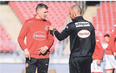  ?? FOTO: CHRISTOF WOLFF ?? Vorbereitu­ng für den Ernstfall: Oliver Fink mit dem Athletiktr­ainer vor der Partie von Fortuna in Nürnberg.