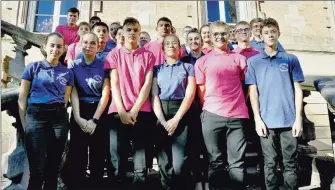  ?? - Crédits : DE ?? Les élèves du lycée hôtelier Saint-Joseph ont eu plaisir à marquer une pose sur les marches du Palais épiscopal.