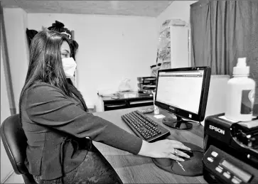  ?? Julio estrella/ el comercio ?? • Camila Sánchez sigue una licenciatu­ra en educación básica, en línea en la U. Central.