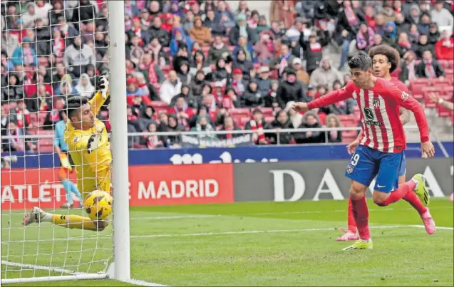  ?? ?? Morata aprovecha un rechace de Rui Silva para marcar de cabeza el 2-0 en el Atlético-Betis.