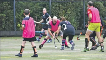  ?? 01_B42hockey0­7 ?? Husband and wife, Paul and Lorraine Hewie, challenge each other for possession of the ball.