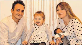  ?? FOTO: ?? Seit dem 7. Dezember ist die Familie Dinc, Vater Ismail, Tochter Emilia und Mutter Stefanie mit Baby Ilyas, zu viert.