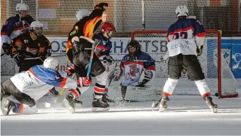  ??  ?? Mit Kampfgeist und technische­m Geschick sorgte der Eishockey Nachwuchs des EV Bad Wörishofen (weiße Trikots) für spannende Begegnunge­n. Dass es am Ende nicht zum Turniersie­g vor eigenem Anhang reichte, lag an einem einzigen Tor, das letztlich in der...