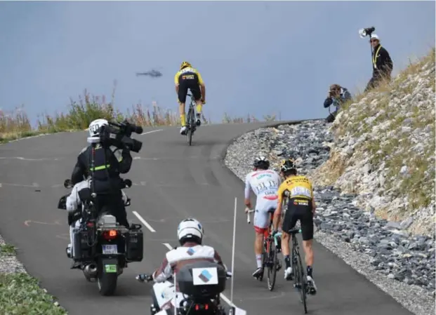  ?? ©
presse sports ?? Tadej Pogacar (in het wit, met Kuss in zijn wiel) moet Primoz Roglic laten gaan op de moordende slotklim en verliest
17 extra seconden op de gele trui.