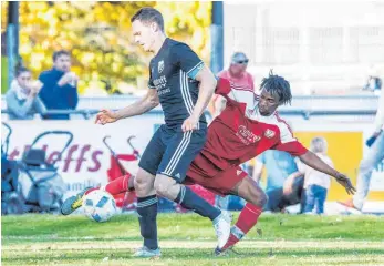  ?? FOTO: FLORIAN WOLF ?? Lamin Samatech (rechts) und der FC Isny kamen gegen den SV Maierhöfen-Grünenbach (Dominic Wagner) trotz einer 2:0-Führung nur zu einem 2:2.