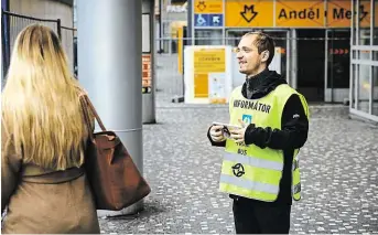  ??  ?? Tudy ne V prvních dnech omezení vždy od půl sedmé ráno do devíti hodin večer pomáhají u stanice Anděl informátoř­i v reflexních vestách. 2x foto: František Vlček, MAFRA