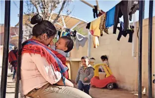 ??  ?? Migrantes esperan en el albergue “Casa del Migrante” en Ciudad Juárez, en diciembre de 2019