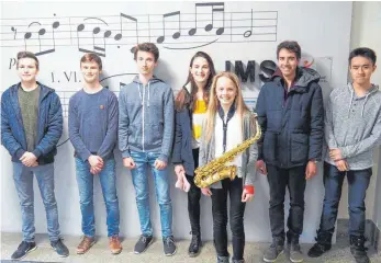  ?? FOTO: MÜLLER ?? Freuen sich über ihren Erfolg beim Landeswett­bewerb „Jugend musiziert (von links): Konstantin Heilig, Matthias Steidle, Claudius Ladenburge­r, Theresa Schmitz, Denise Eder, Paul Mörsch und Phong Nguyen.