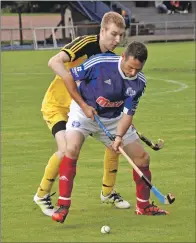  ?? 17_t31shinty0­2 ?? Kyles danger man Dunkie Kerr is closely watched by Ally Munro of Inveraray.