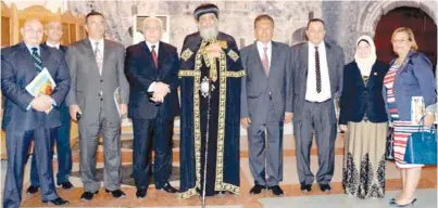  ??  ?? Le pape Tawadros avec les parlementa­ires