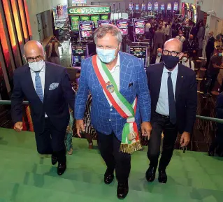  ??  ?? L’ampliament­o Il presidente del Casinò Maurizio Salvalaio, il sindaco Luigi Brugnaro e l’assessore Michele Zuin: alle loro spalle la nuova sala del piano terra con le slot (Errebi)