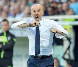  ??  ?? Nella foto grande Marco Fassone amministra­tore delegato del MilanA lato Stefano Pioli, allenatore della Fiorentina che ha deciso di anticipare di qualche giorno il ritorno ai campini