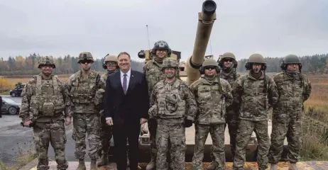  ?? FOTO: DPA ?? US- Außenminis­ter Mike Pompeo ( 4. v. li.) besuchte US- Soldaten im oberpfälzi­schen Grafenwöhr.