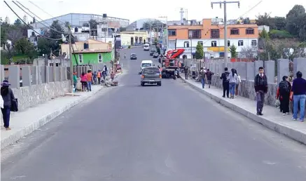  ?? Manuel Morales ?? Cientos de personas cruzan todos los días el Puente México, en Calpulalpa­n.