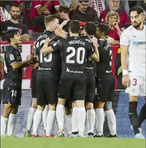  ?? FOTO: GYI ?? Los jugadores de la Real celebran uno de sus dos goles ante el Sevilla en el Pizjuán