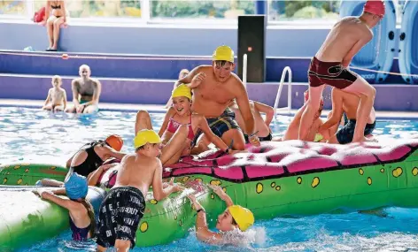  ?? RP-FOTO: DIETRICH JANICKI ?? Ein Eventteam sorgte bei der Sommer-Poolparty im Neanderbad für tolle Stimmung und kurzweilig­e Spielchen. So mussten vier Mannschaft­en so schnell wie möglich die Schildkröt­e entern.