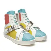  ??  ?? MOSCHINO
Sneakers in leather with logo lettering in metal / € 510