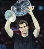 ?? ANDY RAIN/EPA ?? ISU BURUK: Petenis Inggris Andy Murray mengangkat trofi ATP World Tour Finals 2016.