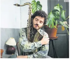  ?? CORTESÍA ?? LUCAS MARTÍNEZ. El saxofonist­a da una muestra de su talento.
