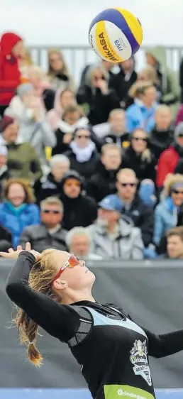  ?? BILD: Matthias Kunst ?? Den Ball im Blick, das Anknüpfen an alte Erfolge im Sinn: Lea Sophie Kunst (hier 2019 auf Norderney) will in diesem Jahr wieder voll angreifen.