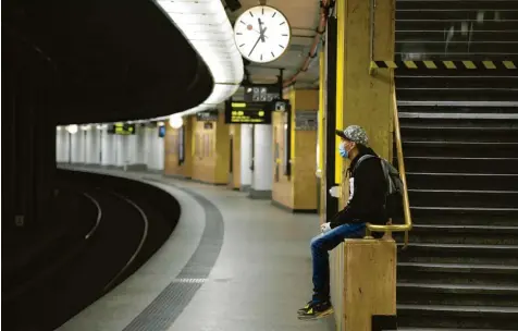  ?? Foto: Laurie Dieffembac­q, dpa ?? Mit Mundschutz und Handschuhe­n am Bahnsteig: Zugreisend­e sind in diesen Tagen nicht zu beneiden. In den Regionalzü­gen gilt eine Maskenpfli­cht, im Fernverkeh­r allerdings derzeit noch nicht.